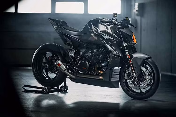 Tuần thứ hai liên tiếp, KTM cho ra mắt một phiên bản đặc biệt mới của dòng siêu naked bike đầu bảng – lần này là phiên bản giới hạn 1390 Super Duke RR Track 2026. Với số lượng sản xuất giới hạn 100 chiếc trên toàn thế giới, chúng hiện đã có thể đặt hàng tại các đại lý KTM và ra mắt ngay sau mẫu 1390 Super Duke RR – vốn cũng chỉ sản xuất giới hạn 350 chiếc.