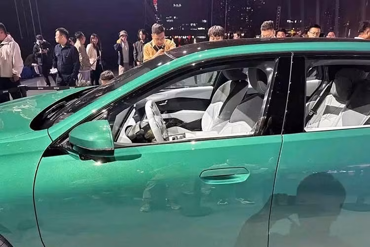 Xe tích hợp bản đồ do Amap phát triển, trợ lý ảo AI từ Alibaba và DeepSeek, đồng thời tương thích với hệ thống HarmonyOS NEXT để hòa nhập tốt hơn vào hệ sinh thái số tại Trung Quốc. Bên cạnh đó là những trang bị tiện nghi như màn hình cảm ứng trung tâm 17,9 inch, màn hình hiển thị thông tin kính lái 43,3 inch với công nghệ không gian 3 chiều, điều hòa tự động 3 cùng độc lập, ghế đa chức năng chỉnh điện và hệ thống âm thanh Harman Kardon.