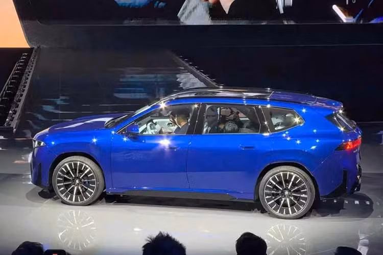 Tại châu Âu và Mỹ, phiên bản thường của hai mẫu xe này sử dụng tay nắm cửa ẩn bật ra. Trong khi đó, phiên bản kéo dài tại Trung Quốc lại dùng thiết kế tay nắm cửa chỉ ẩn một nửa mang tính truyền thống hơn. Điều này xuất phát từ việc các tay nắm cửa dạng thò/thụt đang bị soi xét nhiều hơn sau một số vụ tai nạn nghiêm trọng tại Trung Quốc khi hành khách bị mắc kẹt bên trong vì không mở được cửa.