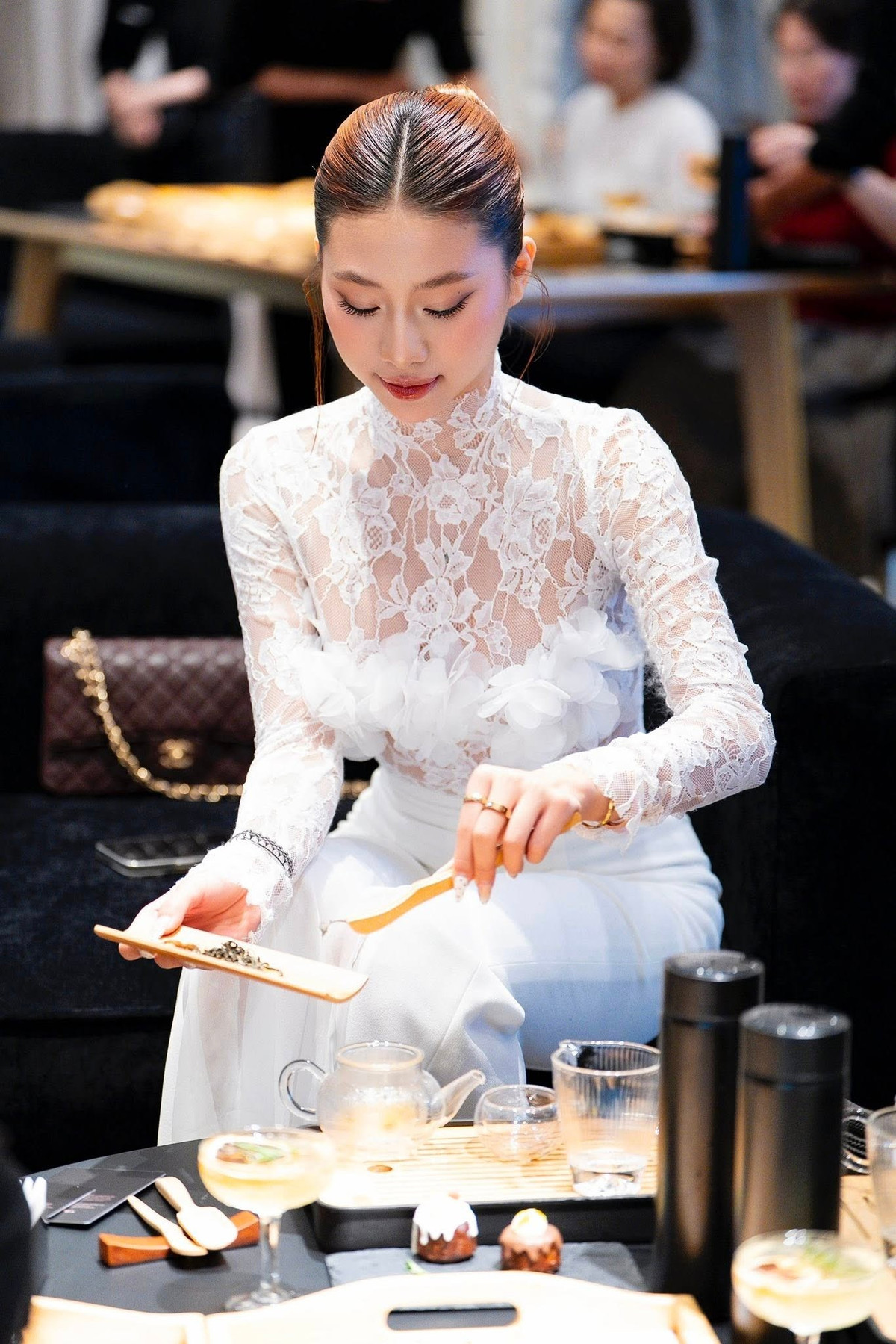 Giữa một rừng hot girl cùng đam mê váy áo, Louis vẫn giữ cho mình dấu ấn rất riêng: tự tin, quyến rũ, không ngần ngại theo đuổi hình ảnh quyến rũ.