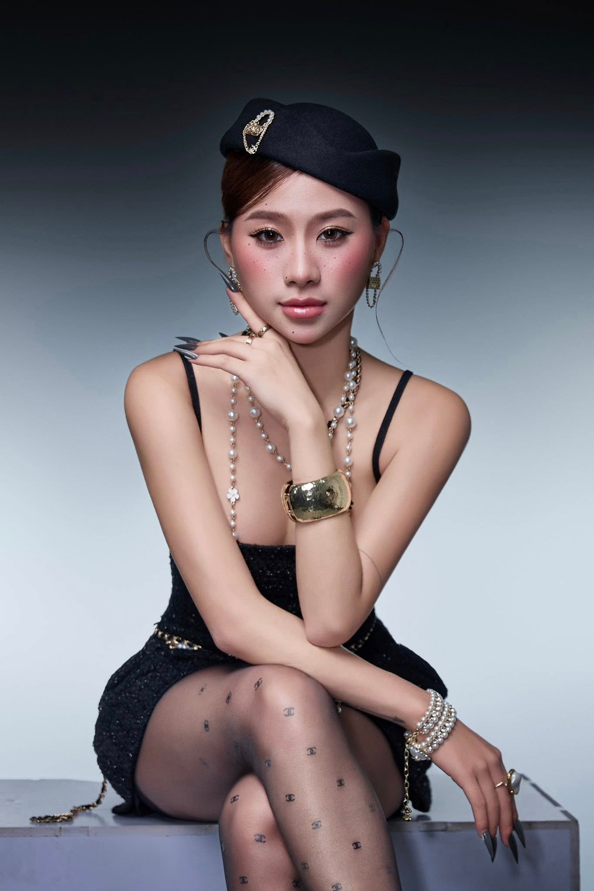 Không ít người đùa rằng "Louis mà cao thêm 5cm nữa là đủ tiêu chuẩn thi hoa hậu luôn rồi!", hay "năng lượng main character (nhân vật chính) bùng nổ, nhìn là muốn follow liền", "Ghét cũng không thể chê nhan sắc này", "Ngày càng đẹp"...