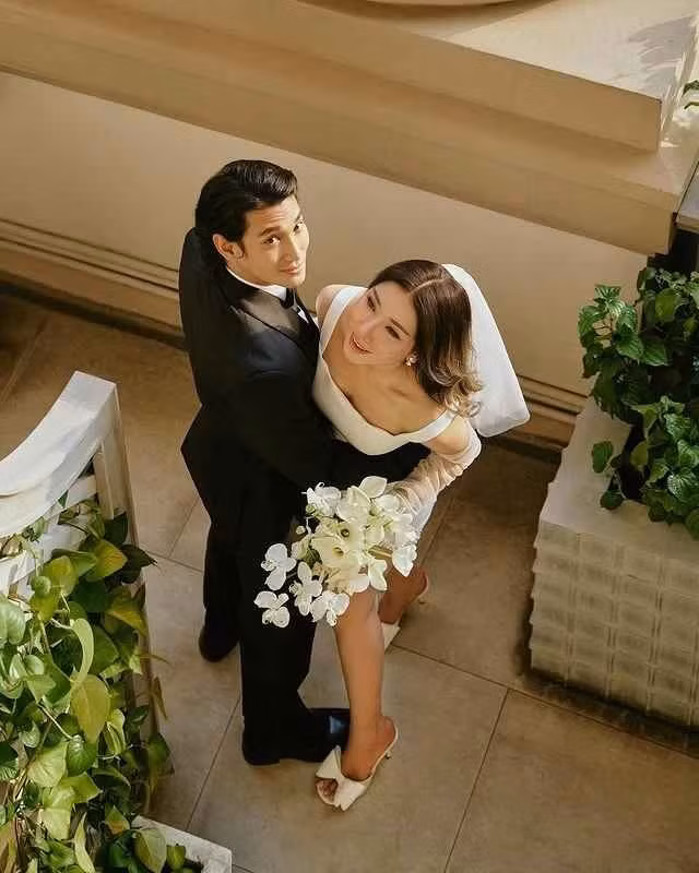 Đám cưới của cả hai được tổ chức kín đáo tại nhà riêng, trước sự chứng kiến của hai bên gia đình. "Tôi đã sẵn sàng để dành cả đời chăm sóc em", anh từng hứa trong lễ đính hôn.