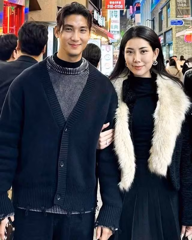 Dù tạm rời giới giải trí, Takhon vẫn giữ được thần thái đặc biệt và nhận được nhiều sự yêu mến.