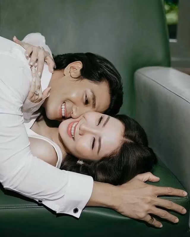 Sau bao năm, lời hứa "nhất định cưới em" đã trở thành hiện thực khi nam diễn viên tròn 28 tuổi. Clip anh quỳ gối cầu hôn người yêu từng viral khắp cõi mạng vào cuối năm ngoái.