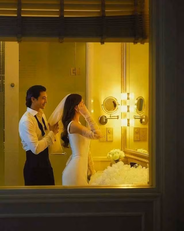 Trước khi kết hôn, Takhon từng nổi tiếng khi xuống tóc đi tu trong 10 ngày, xuất hiện với áo cà sa và gương mặt điềm tĩnh. Hình ảnh này khiến cư dân mạng gọi anh là “nhà sư đẹp trai nhất Myanmar”.