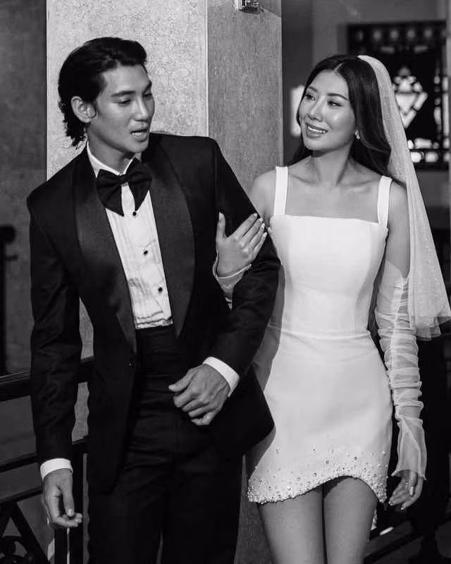 "Tối nay là đêm tân hôn của hai chúng tôi", Paing Takhon viết chú thích ngắn gọn dưới bức ảnh cưới.