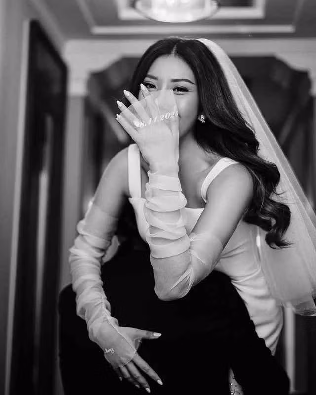 Dù nổi tiếng khắp châu Á, Paing Takhon vẫn giữ kín mối quan hệ trong suốt nhiều năm để bảo vệ sự riêng tư cho bạn gái. Sau khi công khai, cả hai mới thoải mái hơn khi chia sẻ khoảnh khắc ngọt ngào bên nhau. Tình yêu giản dị, không ồn ào nhưng sâu đậm đã chạm đến trái tim nhiều người hâm mộ.