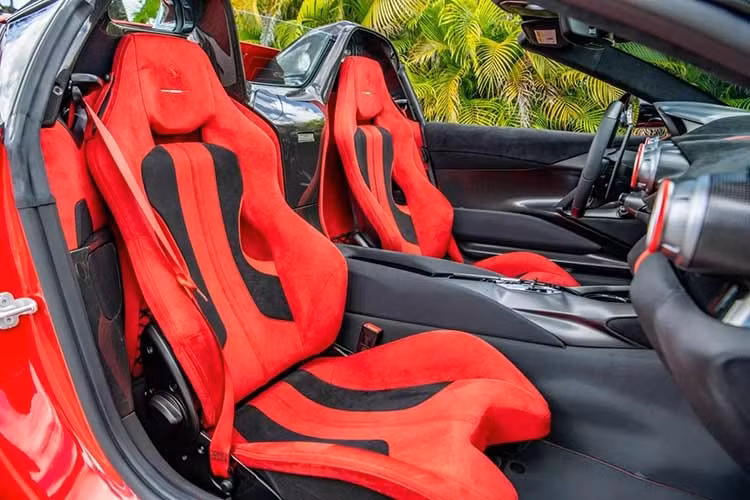 Kết hợp hộp số 7 cấp ly hợp kép F1 DCT, khả năng tăng tốc của Ferrari 812 Competizione A từ 0 đến 100 km/h trong 2,85 giây, mất khoảng 7,5 giây để đạt 0-200 km/h, tốc độ tối đa trên 340 km/h.