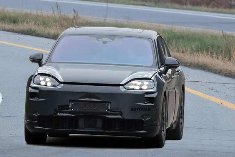 Porsche K1 dự kiến sẽ sở hữu các tùy chọn động cơ V6 3.0L tăng áp và đặc biệt là khối động cơ V8 4.0L tăng áp kép danh tiếng. Đây là cấu hình động cơ vốn đã tạo nên tên tuổi cho những phiên bản Cayenne mạnh mẽ nhất hiện nay.