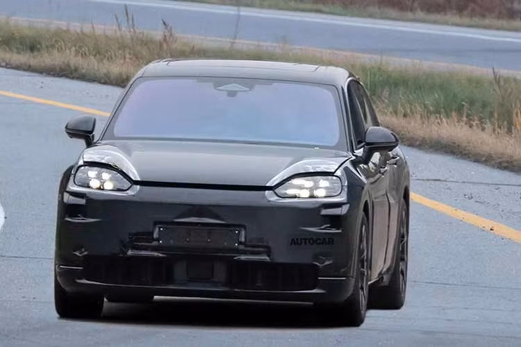 Porsche K1 dự kiến sẽ sở hữu các tùy chọn động cơ V6 3.0L tăng áp và đặc biệt là khối động cơ V8 4.0L tăng áp kép danh tiếng. Đây là cấu hình động cơ vốn đã tạo nên tên tuổi cho những phiên bản Cayenne mạnh mẽ nhất hiện nay.