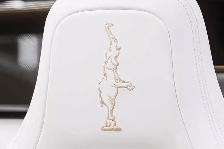 Quá trình thực hiện phải tinh chỉnh rất nhiều lần, cuối cùng đã tạo nên hai màu sơn bespoke hoàn toàn mới, tông vàng ấm áp bao phủ phần trên, kết hợp với trắng ấm tinh tế bao bọc phần thân dưới. Các nghệ nhân xuất sắc đã mất hàng trăm giờ làm việc để hiện thực hoá mọi thứ.