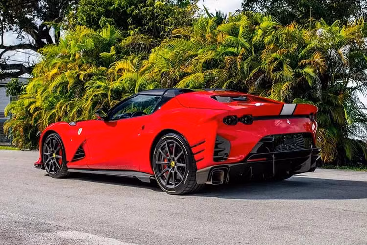 Mức giá khởi điểm của 812 Competizione A khoảng 700.000 USD quy đổi 18 tỷ đồng, và chưa đầy 3 năm sau, một vài xe đã được giao dịch với số tiền trên 2 triệu USD quy đổi khoảng 52 tỷ đồng, đôi khi còn cao hơn.