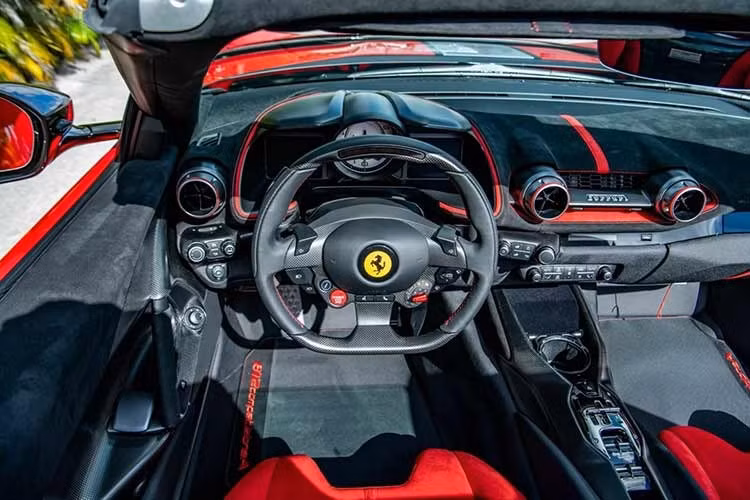Khoang nội thất của chiếc Ferrari 812 Competizione A cũng rất đáng chú ý. Chất liệu da Alcantara màu Rosso và Nero trên ghế và bảng táp-lô. Ngoài ra, cốp xe cũng được bọc Alcantara màu đỏ rực, ghế ngồi thể thao với logo ngựa chồm trên tựa đầu.