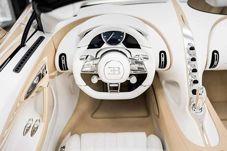 Bố cục hai tông màu tạo sự phân tách thị giác đẹp mắt giữa phần trên và dưới xe, gợi nhớ sự giao thoa giữa mặt đất và bầu trời. Trước khi chốt bảng màu, dự án đã yêu cầu các nghệ nhân tìm hiểu sâu về sắc thái màu sắc, tông trắng làm chủ đạo với một tông ấm hơn, một tông mát hơn.