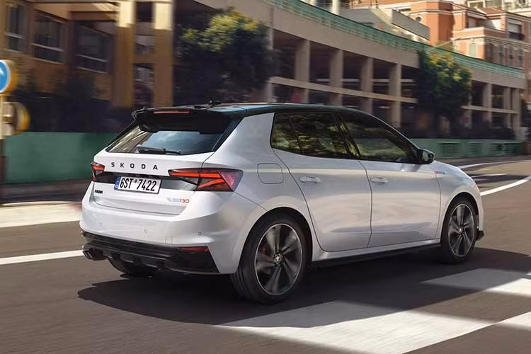 Năm ngoái, Fabia RS Rally2 cũng giành được danh hiệu tại Giải vô địch đua xe châu Âu, Trung Đông và châu Á-Thái Bình Dương. Nếu như Fabia RS Rally2 mang đến hiệu suất thực thụ dành cho xe đua một cách nghiêm túc thì phiên bản đường phố được Skoda giới thiệu là Fabia 130.