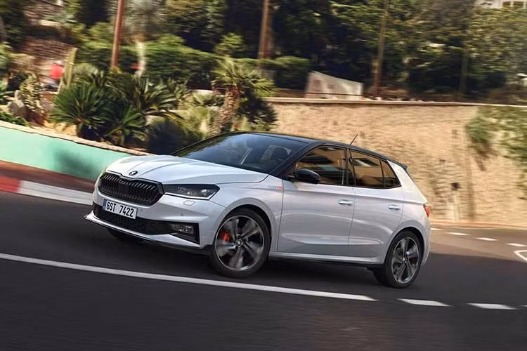 Fabia 130 trang bị động cơ tăng áp 1,5 lít, sản sinh công suất 175 mã lực, kết hợp với hệ thống treo hạ thấp trọng tâm và phần mềm lái được hiệu chỉnh lại. Xe cũng bổ sung các yếu tố khí động học tinh tế, gồm: bộ chia phía trước, cánh lướt gió phía sau và bộ khuếch tán, cùng với 130 huy hiệu, bộ mâm hợp kim kích thước 18 inch sơn màu khói với kẹp phanh màu đỏ.