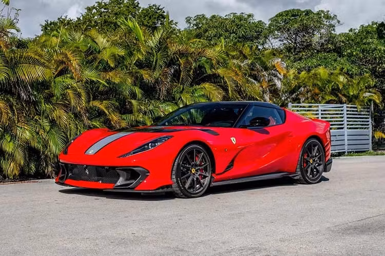Nếu bạn từng thắc mắc tại sao những người siêu giàu chi hàng triệu USD để tạo nên bộ sưu tập Ferrari khổng lồ chỉ để có tên trong danh sách VIP giới hạn, thì chiếc 812 Competizione A này là lời giải thích khá thuyết phục. Việc tiếp cận được vòng trong của Maranello có thể mang lại lợi nhuận lớn.