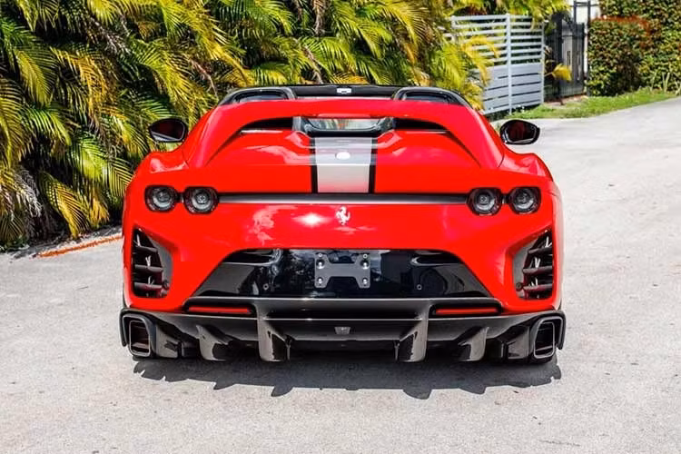 Một trong những điểm giá trị nhất của chiếc Ferrari 812 Competizione A lên sàn đấu giá RM Sotherby's là quãng đường đã đi chỉ 129 km. Với bất kỳ ai không có tên trong danh sách ưu tiên của Maranello, đây có lẽ là lựa chọn tuyệt vời, gần như tương đương mua xe mới.