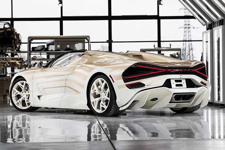 Hành trình hướng tới chiếc hypercar cá nhân hóa tuyệt đẹp bắt đầu vào tháng 8/2023 trên bãi cỏ Pebble Beach Concours d’Elegance – nơi Jascha Straub - Quản lý Sur Mesure và Cá nhân hoá của Bugatti (Manager of Sur Mesure and Individualization Bugatti), lần đầu gặp gỡ vị khách hàng sành điệu sẽ ủy thác thiết kế độc đáo này.