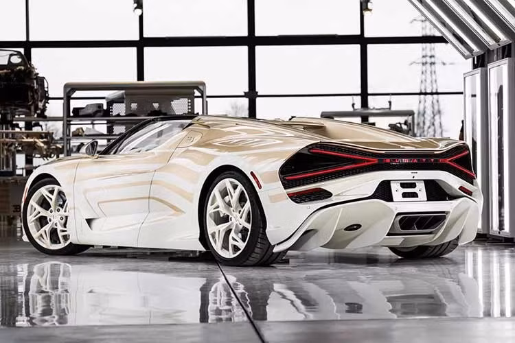 Hành trình hướng tới chiếc hypercar cá nhân hóa tuyệt đẹp bắt đầu vào tháng 8/2023 trên bãi cỏ Pebble Beach Concours d’Elegance – nơi Jascha Straub - Quản lý Sur Mesure và Cá nhân hoá của Bugatti (Manager of Sur Mesure and Individualization Bugatti), lần đầu gặp gỡ vị khách hàng sành điệu sẽ ủy thác thiết kế độc đáo này.