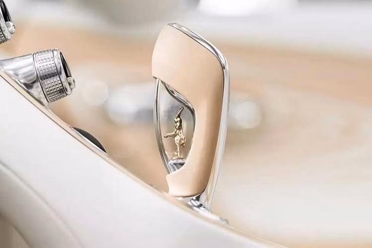 Để nâng tầm vẻ đẹp của ngoại thất, mâm hợp kim cắt kim cương với lớp sơn đặc biệt, phản chiếu sự giao thoa vàng-trắng trên thân xe, hoàn thiện diện mạo ngoại thất đồng nhất, bắt sáng từ mọi góc độ. Tất cả chi tiết carbon nội thất được sơn trắng, tạo nên buồng lái đặc biệt cho cảm giác lấp lánh như viên ngọc, tiếp nối thẩm mỹ quý giá đã thiết lập bên ngoài.