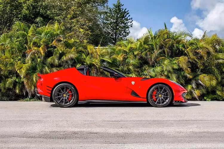 Khi Ferrari ra mắt 812 Competizione A biến thể mui trần của phiên bản 812 hardcore nhất, với số lượng giới hạn chỉ 599 chiếc. Những chiếc xe này được hãng tìm kiếm chủ nhân một cách chặt chẽ và chỉ có khách hàng thuộc top đầu trong danh sách khách VIP của Ferrari được mời mua.