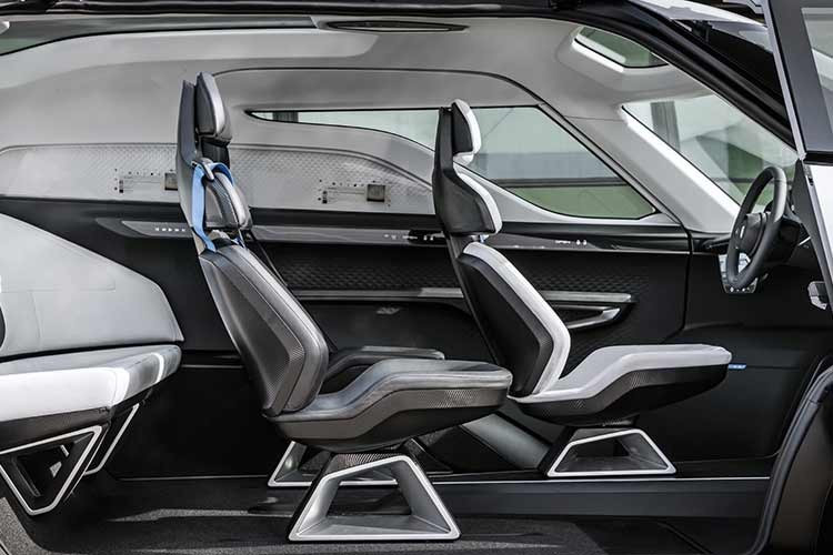 Trong danh mục sản phẩm của Porsche, K1 sẽ được xếp ở vị trí cao nhất, đứng trên cả dòng Cayenne huyền thoại để trở thành mẫu CUV lớn nhất và sang trọng nhất của hãng. Mục tiêu của K1 không gì khác ngoài việc trực tiếp thách thức những cái tên sừng sỏ như BMW X7 hay Mercedes-Benz GLS.