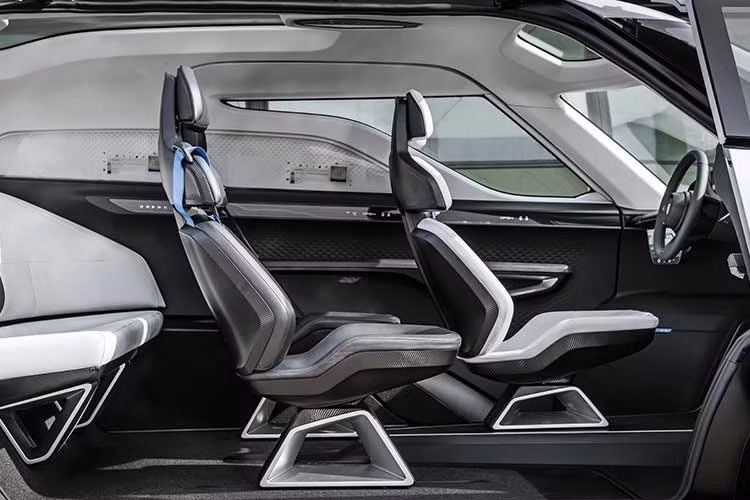 Trong danh mục sản phẩm của Porsche, K1 sẽ được xếp ở vị trí cao nhất, đứng trên cả dòng Cayenne huyền thoại để trở thành mẫu CUV lớn nhất và sang trọng nhất của hãng. Mục tiêu của K1 không gì khác ngoài việc trực tiếp thách thức những cái tên sừng sỏ như BMW X7 hay Mercedes-Benz GLS.