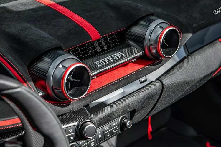 Sức mạnh của Ferrari 812 Competizione A đến từ khối động cơ V12 hút khí tự nhiên đặt trước, dung tích 6.5L, sản sinh công suất 818 mã lực tại 9.250 vòng/phút, mô-men xoắn cực đại 692 Nm tại 7.000 vòng/phút.