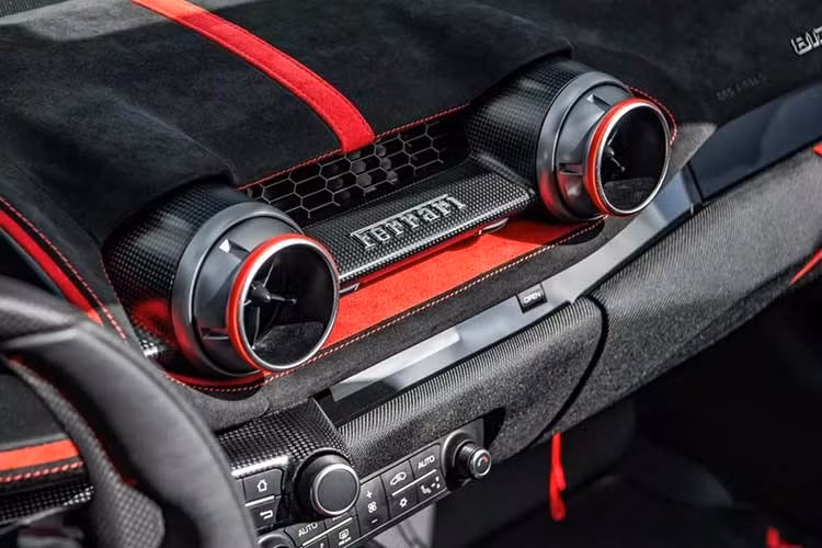 Sức mạnh của Ferrari 812 Competizione A đến từ khối động cơ V12 hút khí tự nhiên đặt trước, dung tích 6.5L, sản sinh công suất 818 mã lực tại 9.250 vòng/phút, mô-men xoắn cực đại 692 Nm tại 7.000 vòng/phút.