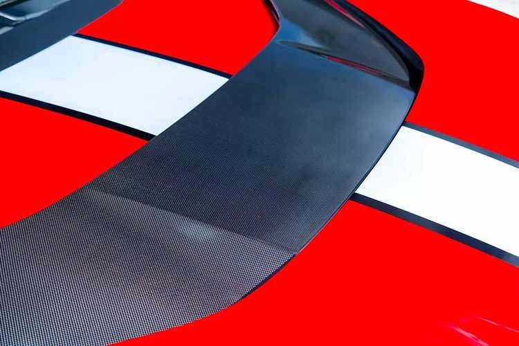 Phần mui xe sợi carbon, có thể tháo rời thủ công và xếp gọn trong cốp phía sau. Cánh gió sau thiết kế cao và rộng hơn, kéo dài sang 2 bên, tăng cường lực ép xuống mặt đường. Bộ khuếch tán gió cỡ lớn kẹp giữa bởi 2 ống xả hình chữ nhật đặt dọc.