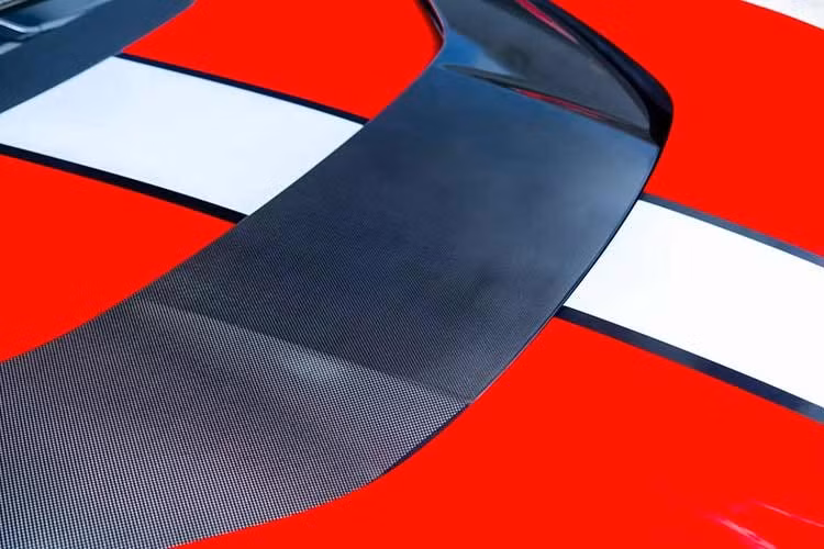 Phần mui xe sợi carbon, có thể tháo rời thủ công và xếp gọn trong cốp phía sau. Cánh gió sau thiết kế cao và rộng hơn, kéo dài sang 2 bên, tăng cường lực ép xuống mặt đường. Bộ khuếch tán gió cỡ lớn kẹp giữa bởi 2 ống xả hình chữ nhật đặt dọc.