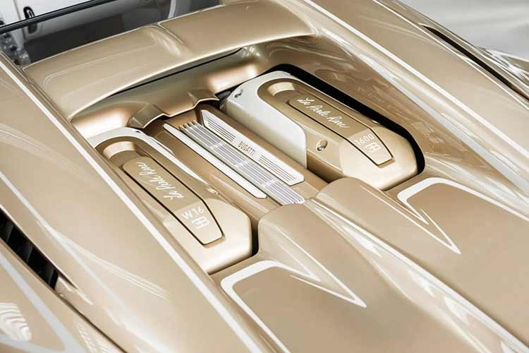 Kiệt tác cũng được đặt tên mới ‘La Perle Rare’ được viết bởi Straub, được thêu dọc khu vực bệ tỳ tay và khắc laser trên nắp động cơ bespoke màu trắng - vàng, bên dưới cánh gió sau cũng có chữ ký. Lời tri ân đặc biệt dành cho di sản Bugatti - tác phẩm tượng Voi Nhảy Múa biểu tượng của Rembrandt Bugatti được tái hiện cả trong khoang lái lẫn ngoại thất và trong khu vực cần số...