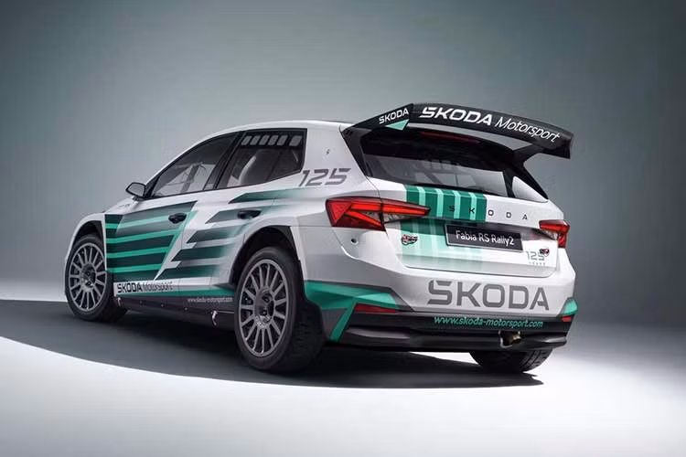 Với gói nâng cấp dành cho Fabia RS Rally2, gồm: kính polycarbonate phía sau, tấm che thanh ngang, túi đèn phụ (nếu mua kèm đèn phụ), 6 mâm hợp kim magiê OZ màu đặc biệt, hệ thống dây điện động cơ nhẹ, bảng điều khiển trung tâm, màn hình chào mừng “125 Years”, ống bọc các khớp CV.