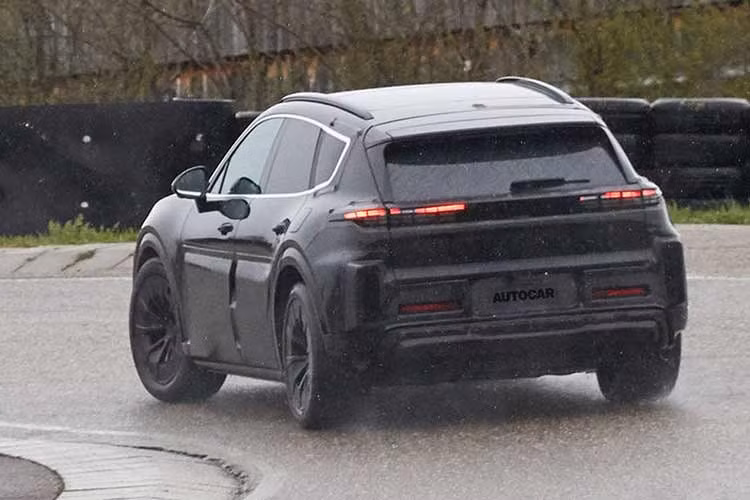 Mặc dù ưu tiên động cơ đốt trong ở giai đoạn đầu, Porsche khẳng định không từ bỏ tham vọng điện hóa hoàn toàn dòng xe này. Một phiên bản K1 thuần điện vẫn nằm trong kế hoạch dài hạn và sẽ được kích hoạt khi thị trường cũng như hạ tầng sạc toàn cầu đạt đến độ chín muồi.