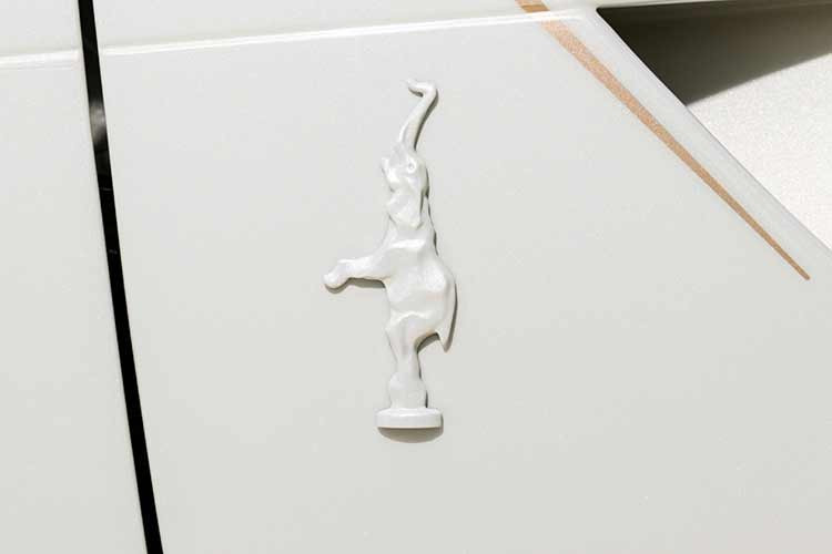 Để tăng thêm cảm giác phản chiếu sâu sắc, đội ngũ thiết kế đã tích hợp đèn nội thất ấm áp, nhẹ nhàng chiếu sáng các tấm ốp và củng cố chủ đề ngọc trai lấp lánh.Xuyên suốt cabin, các chi tiết nhôm gia công và đánh bóng từ vô-lăng đến núm điều khiển trung tâm và tay nắm cửa. Mỗi bề mặt được chế tác và hoàn thiện tỉ mỉ, bắt sáng với độ rực rỡ, tinh t