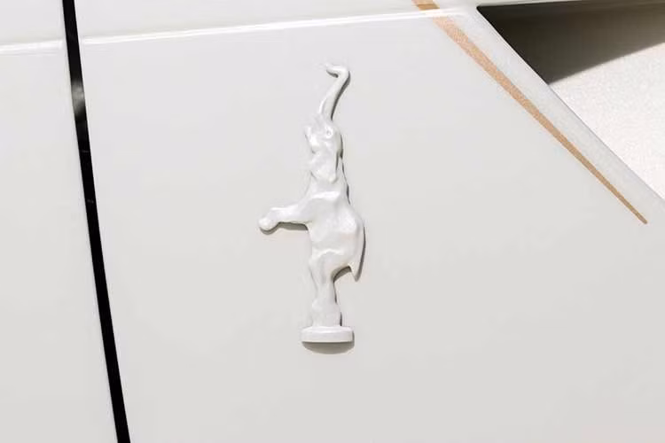 Để tăng thêm cảm giác phản chiếu sâu sắc, đội ngũ thiết kế đã tích hợp đèn nội thất ấm áp, nhẹ nhàng chiếu sáng các tấm ốp và củng cố chủ đề ngọc trai lấp lánh.Xuyên suốt cabin, các chi tiết nhôm gia công và đánh bóng từ vô-lăng đến núm điều khiển trung tâm và tay nắm cửa. Mỗi bề mặt được chế tác và hoàn thiện tỉ mỉ, bắt sáng với độ rực rỡ, tinh t