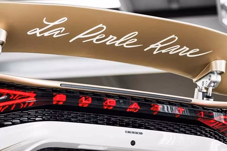 Trong suốt hành trình cá nhân hoá, Straub và đội ngũ Bugatti đã đắm chìm trong giấc mơ ôtô của khách hàng, đảm bảo từng chi tiết được tinh chỉnh, để phiên bản cuối cùng của dự án Sur Mesure trở thành tuyên ngôn cá nhân hoá sâu sắc.