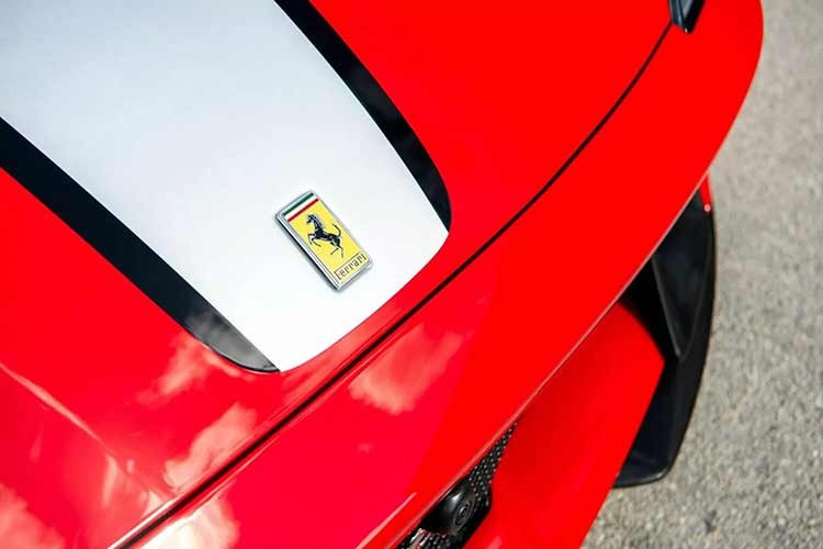Ferrari 812 Competizione A là siêu xe sở hữu nhiều cải tiến để tối ưu kiểu thiết kế mui trần. Điển hình trên nắp ca-pô có một chi tiết bằng sợi carbon, tối ưu khả năng thoát nhiệt từ khoang động cơ, thay đổi cách luồng khí di chuyển qua phần trên của xe. Hốc gió trung tâm cũng được mở rộng tối đa.