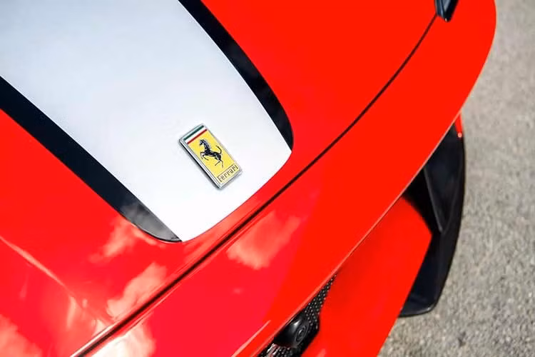 Ferrari 812 Competizione A là siêu xe sở hữu nhiều cải tiến để tối ưu kiểu thiết kế mui trần. Điển hình trên nắp ca-pô có một chi tiết bằng sợi carbon, tối ưu khả năng thoát nhiệt từ khoang động cơ, thay đổi cách luồng khí di chuyển qua phần trên của xe. Hốc gió trung tâm cũng được mở rộng tối đa.