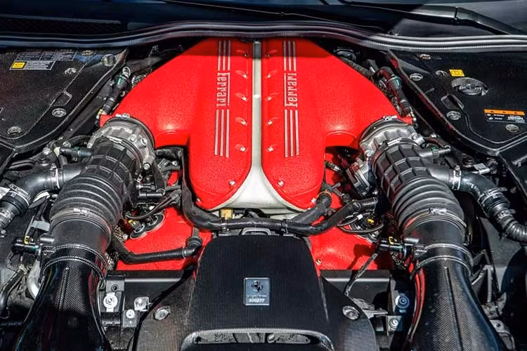 Trở lại với siêu phẩm Ferrari 812 Competizione A đang được đấu giá trên RM Sotherby's, mức giá kỳ vọng từ 2,5 triệu đến 2,8 triệu USD. Chủ nhân đầu tiên của xe đã chi 852.420 USD quy đổi 22,2 tỷ đồng để sở hữu xe, kèm thêm một số option.