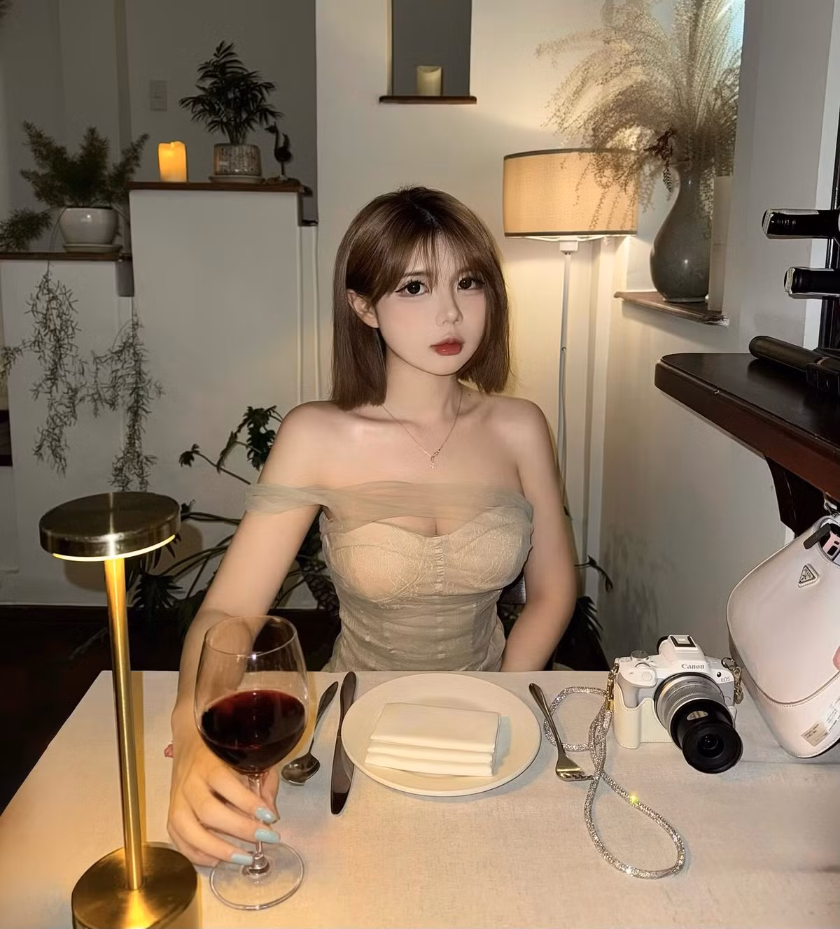 Hàng loạt bình luận khen ngợi nhan sắc và thần thái của Hà Phương Boo xuất hiện dày đặc dưới phần bình luận.