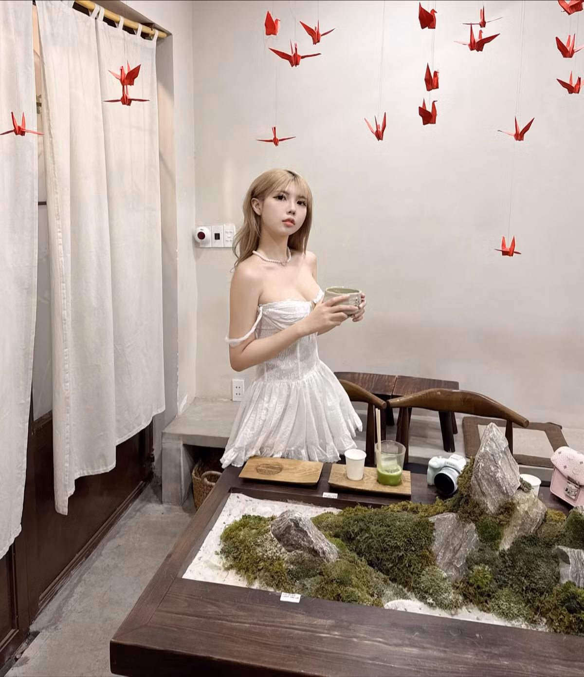 Hà Phương Boo đang ngày càng khẳng định vị thế của mình trong cộng đồng mạng. Với khả năng nắm bắt xu hướng nhanh nhạy, cô nàng chắc chắn sẽ còn tiếp tục “làm mưa làm gió” với nhiều trend mới trong thời gian tới.