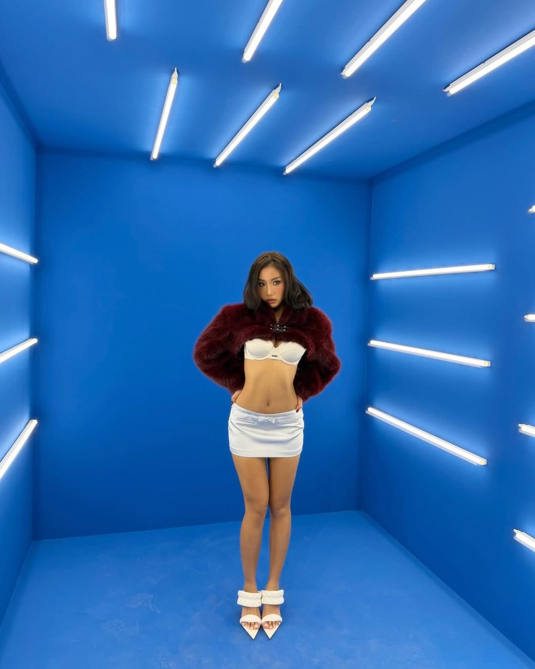 Tên tuổi của Khánh Huyền càng được chú ý hơn khi cô kết hôn sớm với thiếu gia Nguyễn Phạm Anh Duy (thường gọi là Bụt) và trở thành mẹ của bé gái Sam.