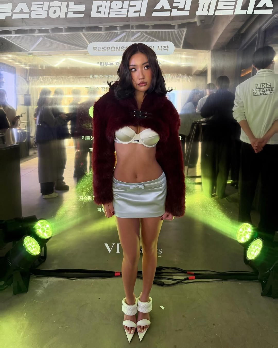 Người đẹp cũng thường xuyên chia sẻ bí quyết chăm sóc da, giữ dáng và lối sống lành mạnh, nhận được sự quan tâm lớn từ các chị em. Hiện tại, cô còn hợp tác với nhiều nhãn hàng làm đẹp, trong đó có các thương hiệu mỹ phẩm cao cấp như OHUI....