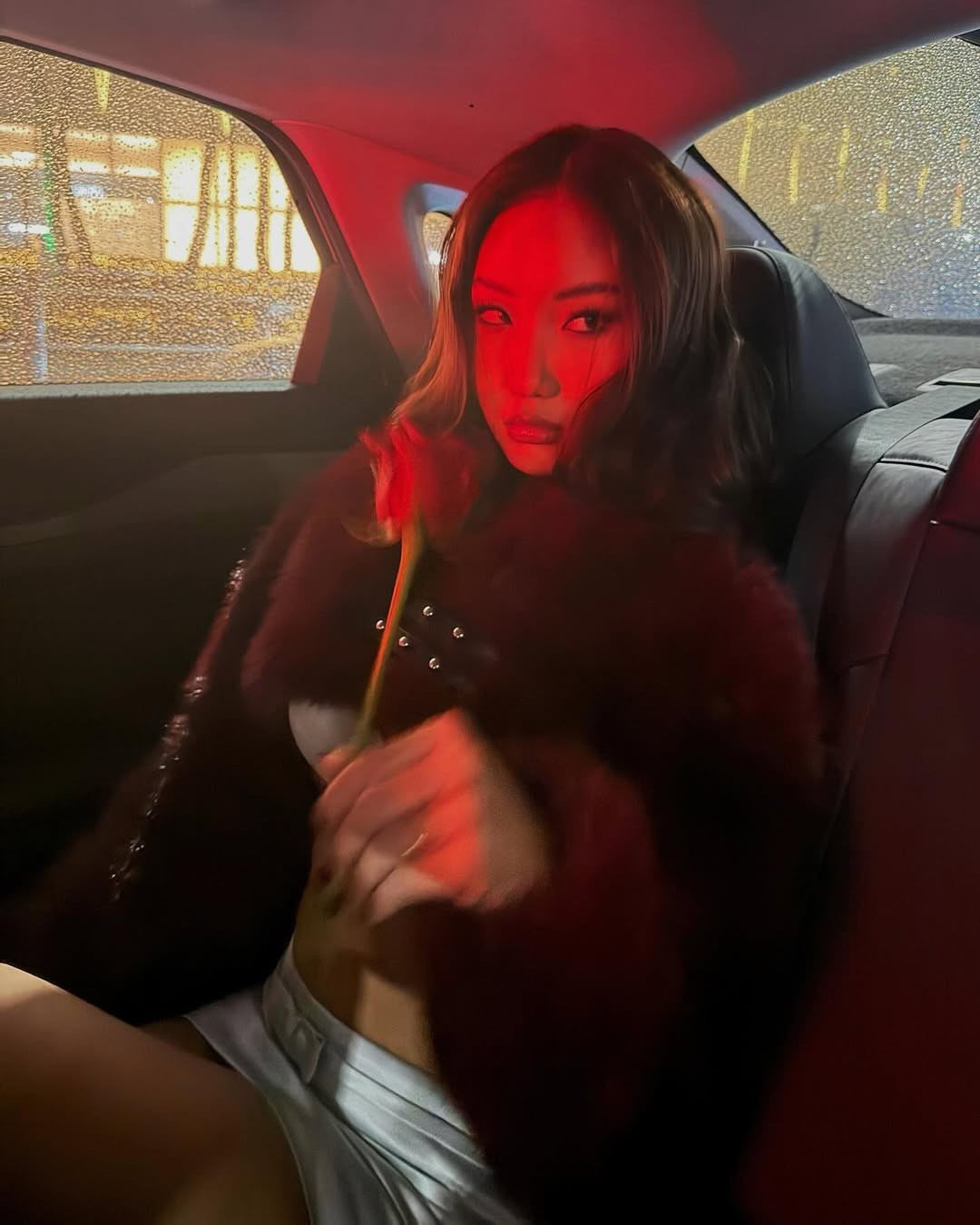 Những hình ảnh mới được Khánh Huyền 2k4 (tên thật Lê Thị Khánh Huyền) chia sẻ trên mạng xã hội nhanh chóng thu hút sự quan tâm của cộng đồng mạng. Xuất hiện trong trang phục mang hơi hướng high-fashion, người đẹp lựa chọn cách phối đồ táo bạo, khéo léo để lộ nội y, qua đó phô diễn vóc dáng gợi cảm và phong thái tự tin đặc trưng.