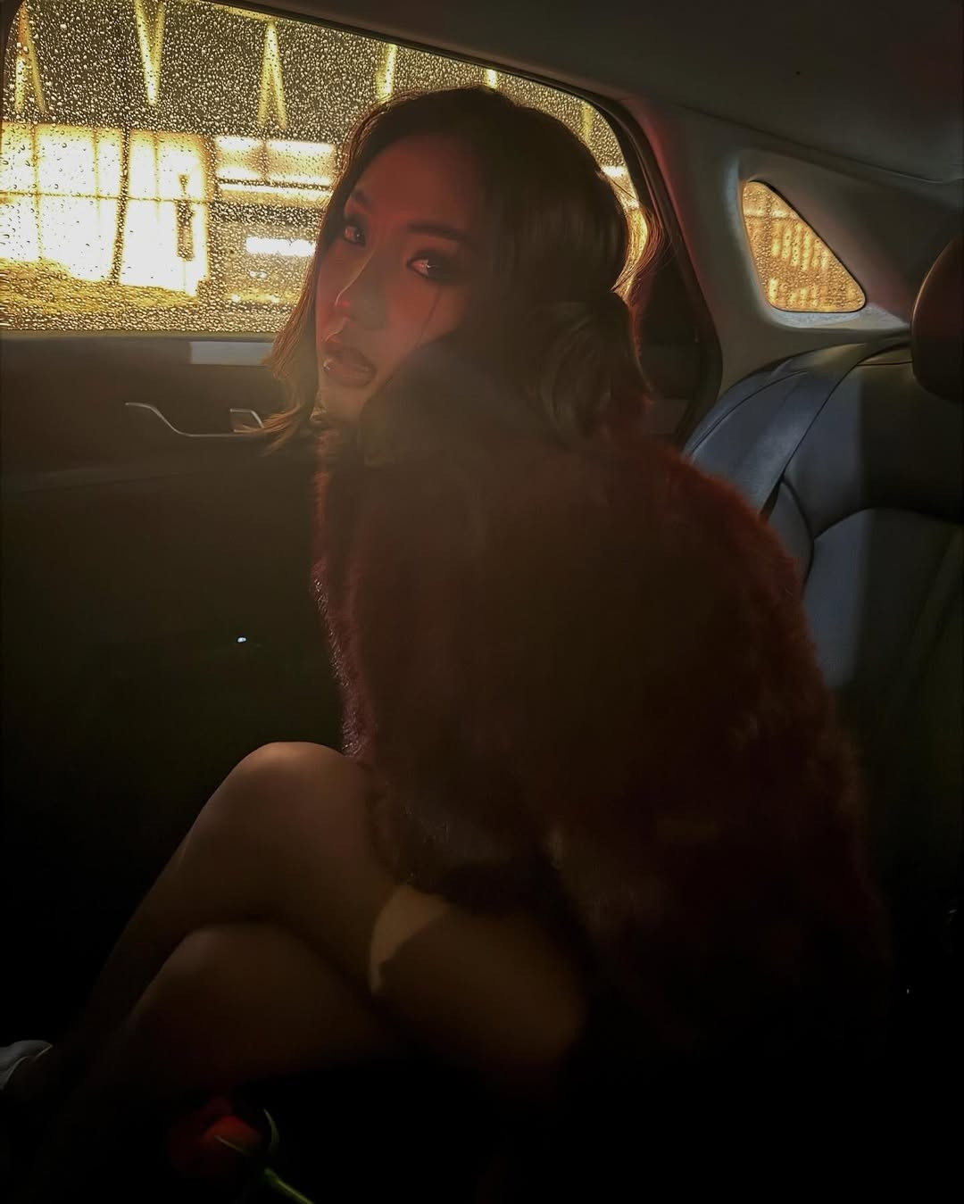 Cách tạo dáng chuyên nghiệp giúp người đẹp khoe trọn vòng eo thon gọn, đôi chân dài và những đường nét cơ thể săn chắc.