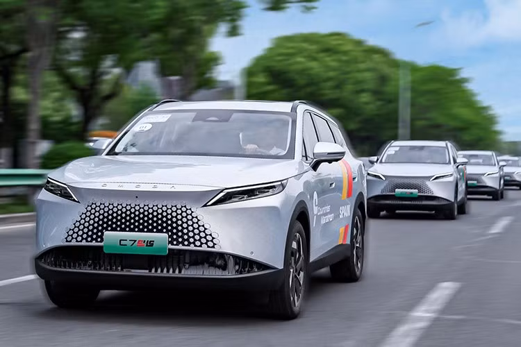 Trong vài năm trở lại đây, người tiêu dùng Việt đã làm quen và ngày càng ưa chuộng các mẫu xe hybrid. Chính vì vậy, xu hướng hybrid được dự báo sẽ bùng nổ mạnh hơn nữa khi loạt sản phẩm mới từ Nhật Bản, Hàn Quốc và cả Trung Quốc vừa được giới thiệu ở các thị trường lân cận và đã "lên lịch" ra mắt tại Việt Nam trong thời gian tới.