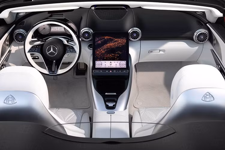 Ý tưởng thứ hai là Red Ambience, kết hợp giữa màu Đen Obsidian Metallic và màu Đỏ Garnet Metallic của Manufaktur. Các màu sơn bổ sung từ Manufaktur cũng có sẵn theo yêu cầu, và thương hiệu xe ba cánh cho biết mẫu xe này cung cấp nhiều tùy chọn tùy chỉnh.