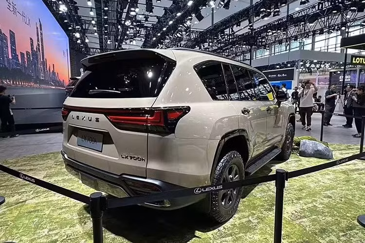 Ngoài ra, xe còn được trang bị hệ thống hỗ trợ lái ADAS cũng được trang bị đầy đủ với các tính năng hiện đại như hỗ trợ chuyển làn, cảnh báo va chạm, cảnh báo điểm mù và hỗ trợ đỗ xe tự động. Tại Indonesia, giá xe Lexus LX 700h bản 7 chỗ là 206.800 USD (gần 5,43 tỷ đồng) và bản 4 chỗ phong cách thương gia giá 239.500 USD (hơn 6,29 tỷ đồng).